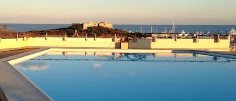 2 piscines extérieures, parasols de plage, chaises longues