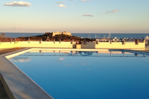 2 outdoor pools, pool umbrellas, sun loungers