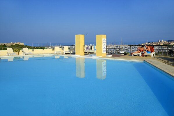 2 albercas al aire libre, sombrillas en la alberca y camastros 