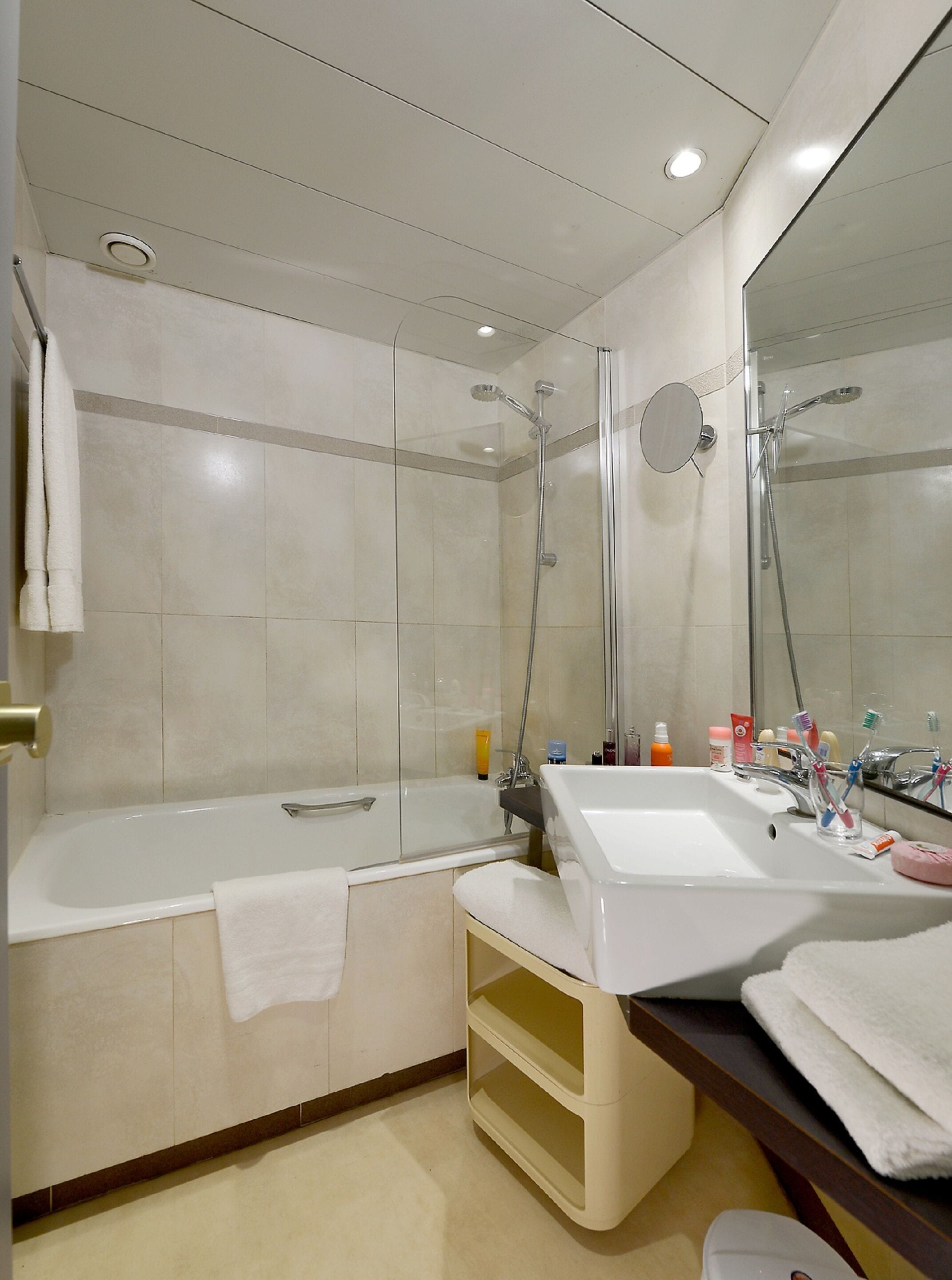 Un baño moderno con bañera, ducha y lavamanos.