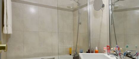 Un baño moderno con bañera, ducha y lavamanos.