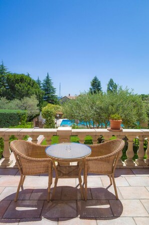 Superior Double Room, Pool View | Terrace/patio - Le Pré Saint Michel (Manosque)