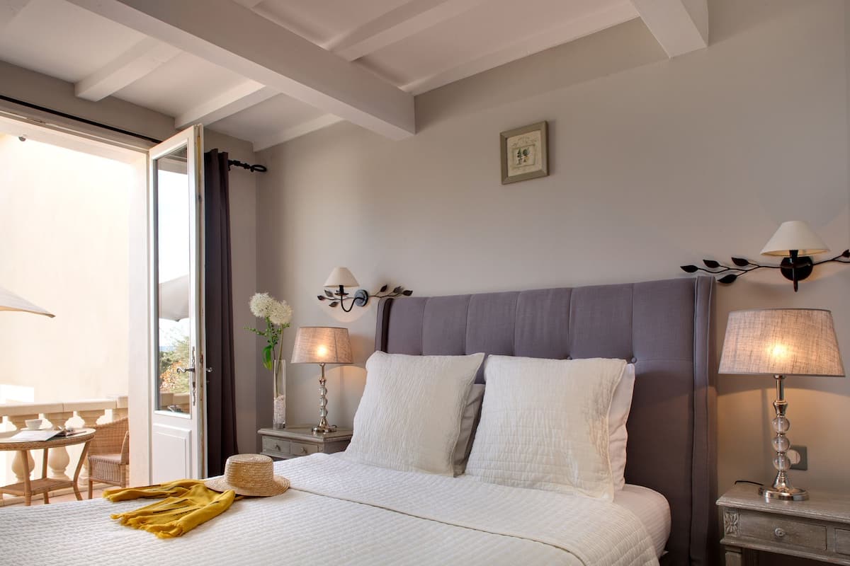 Habitación doble superior, vista a la alberca | Ropa de cama de alta calidad y minibar