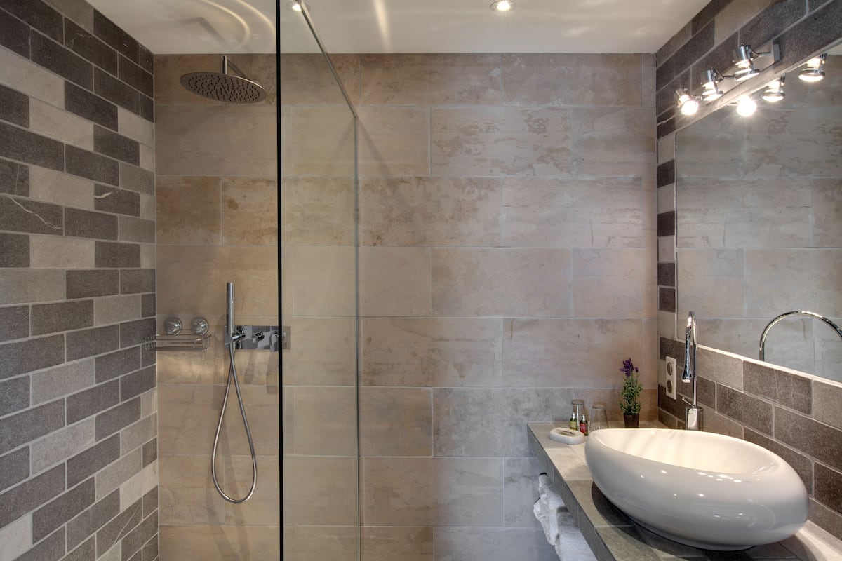 executive room | bathroom | free toiletries, hair dryer, towels