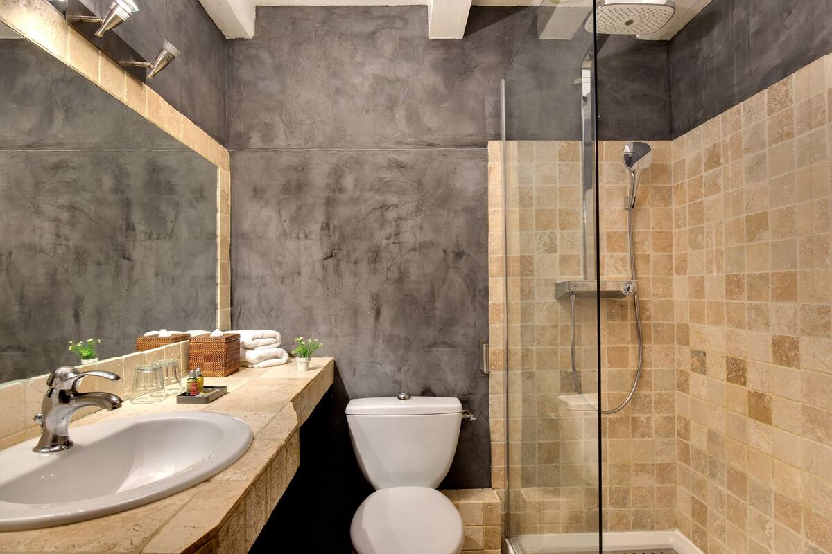 classic double room | bathroom | free toiletries, hair dryer, towels