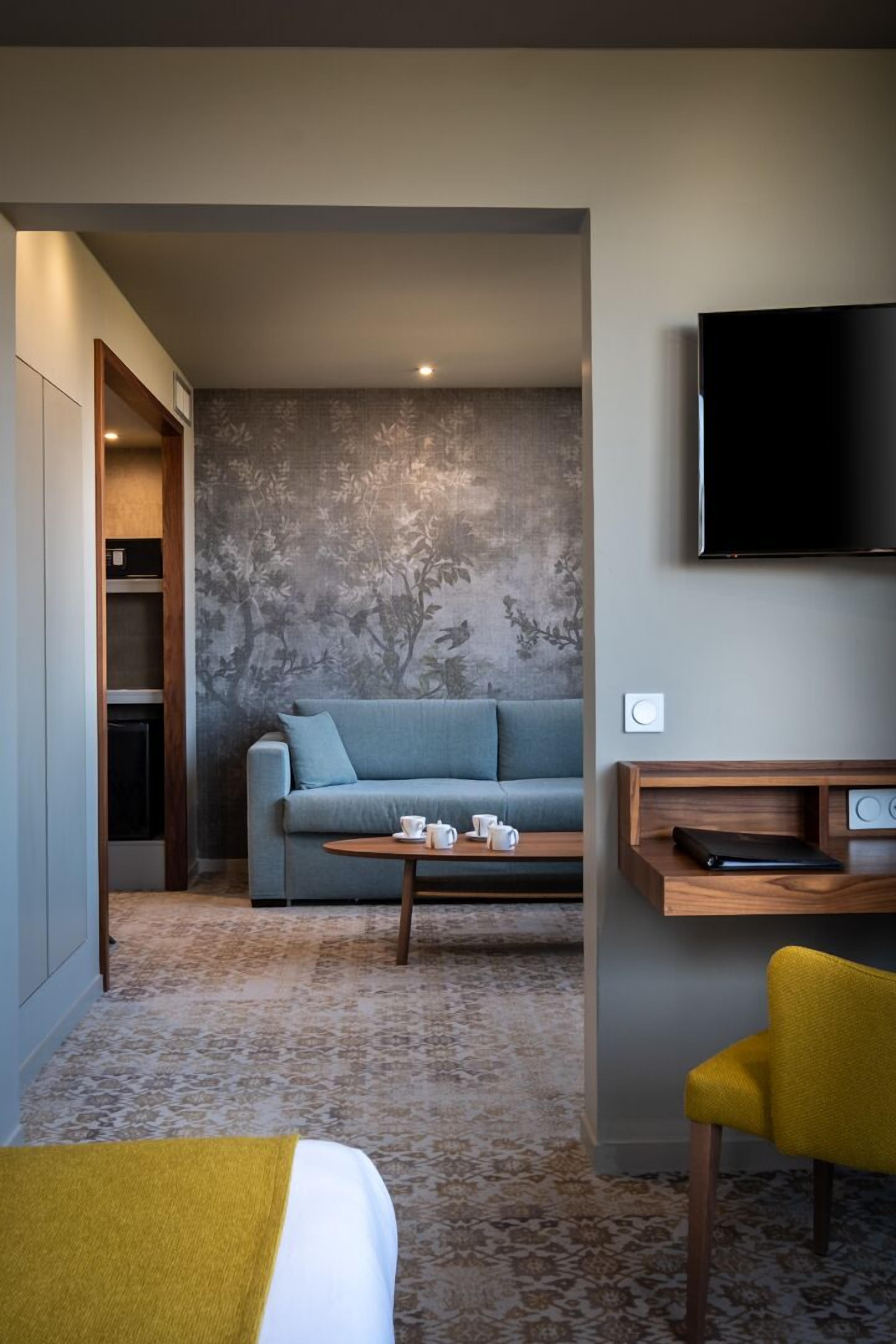 deluxe suite | minibar, in-room safe, individually decorated, individually furnished