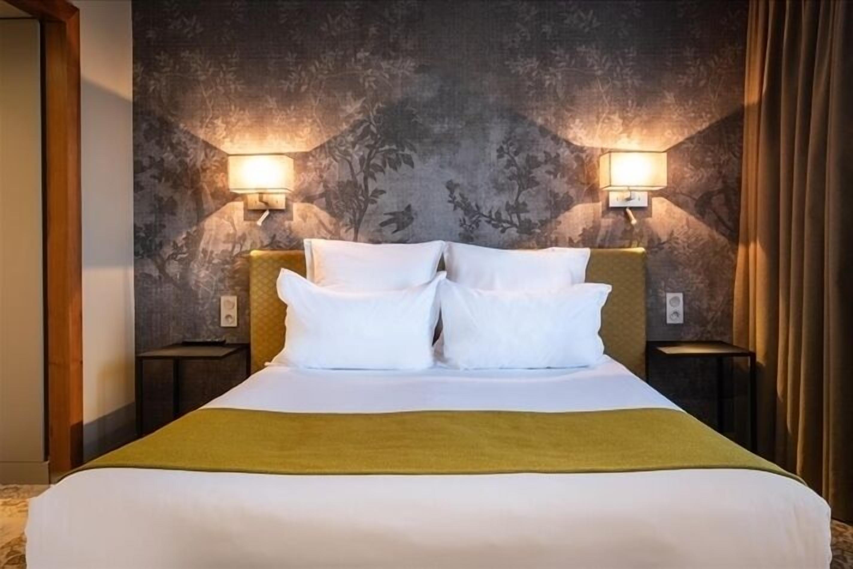 honeymoon suite, 1 double bed | minibar, in-room safe, individually decorated, individually furnished