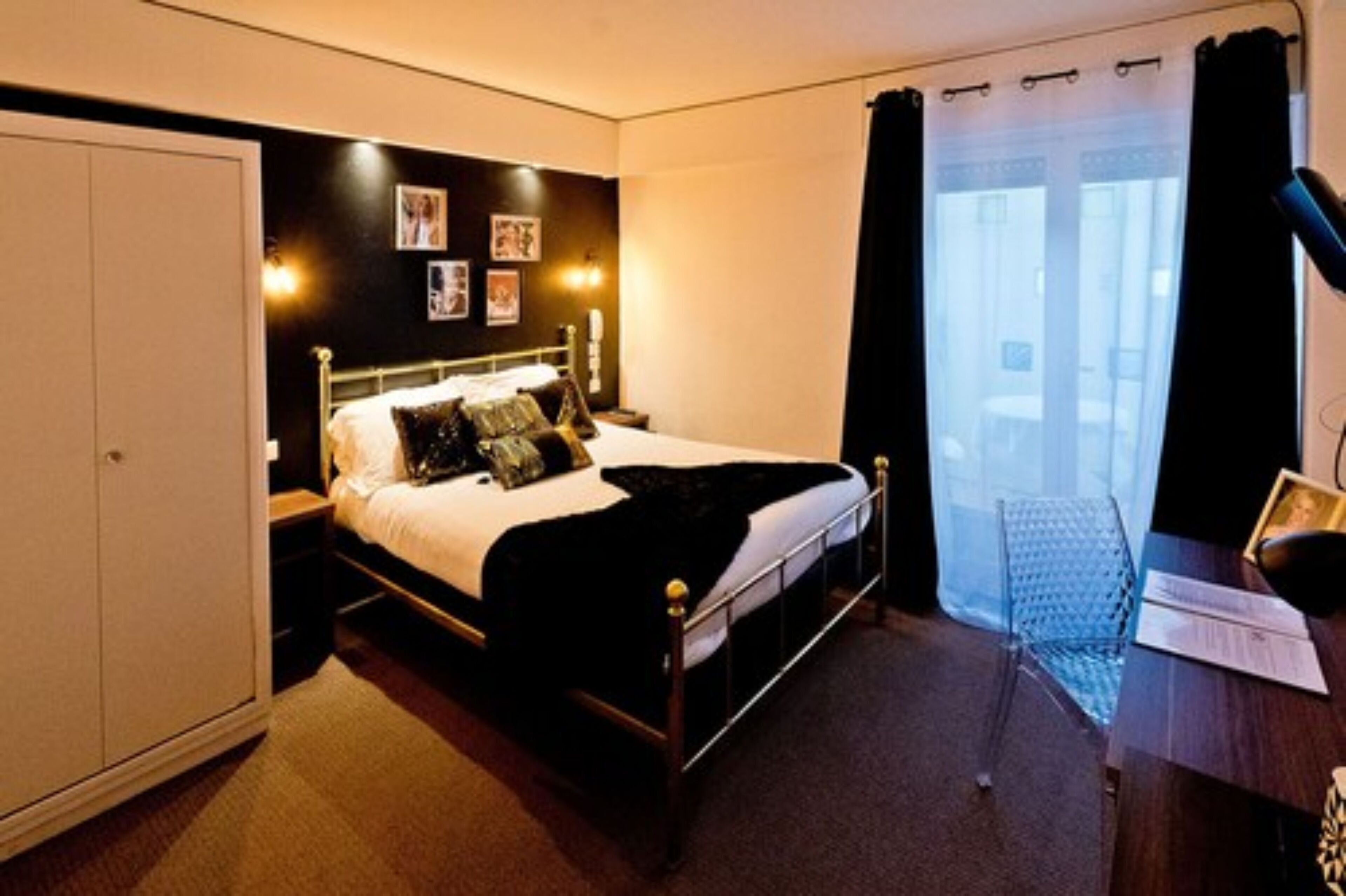 small double room | premium bedding, free minibar, desk, iron/ironing board