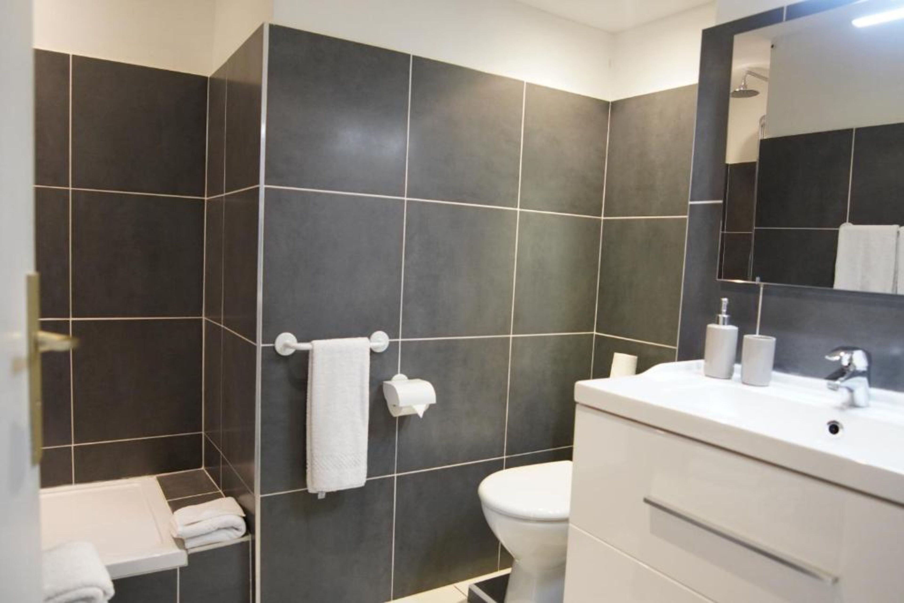 junior suite | bathroom | free toiletries, hair dryer, towels, soap