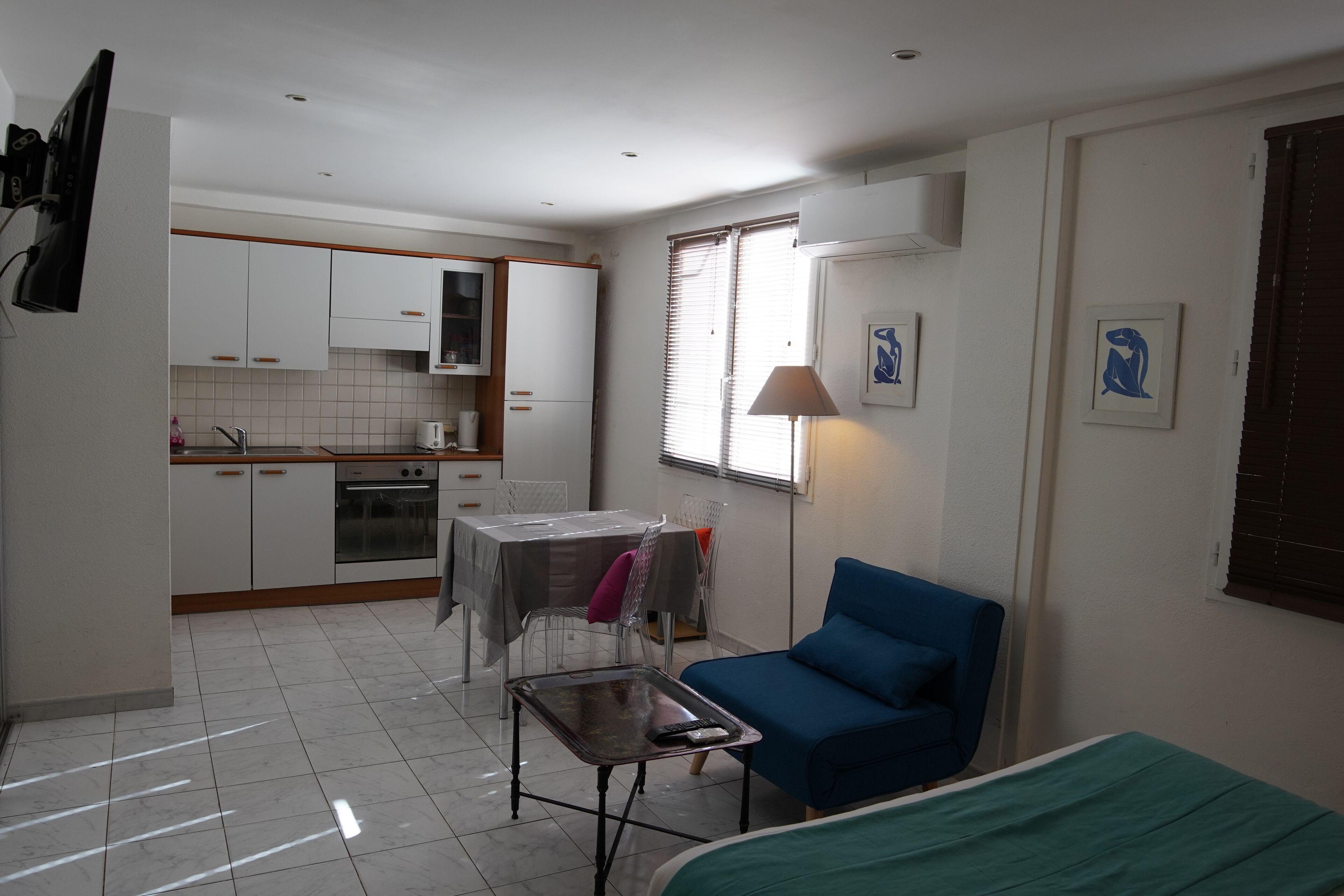 basic studio | premium bedding, free minibar, desk, iron/ironing board