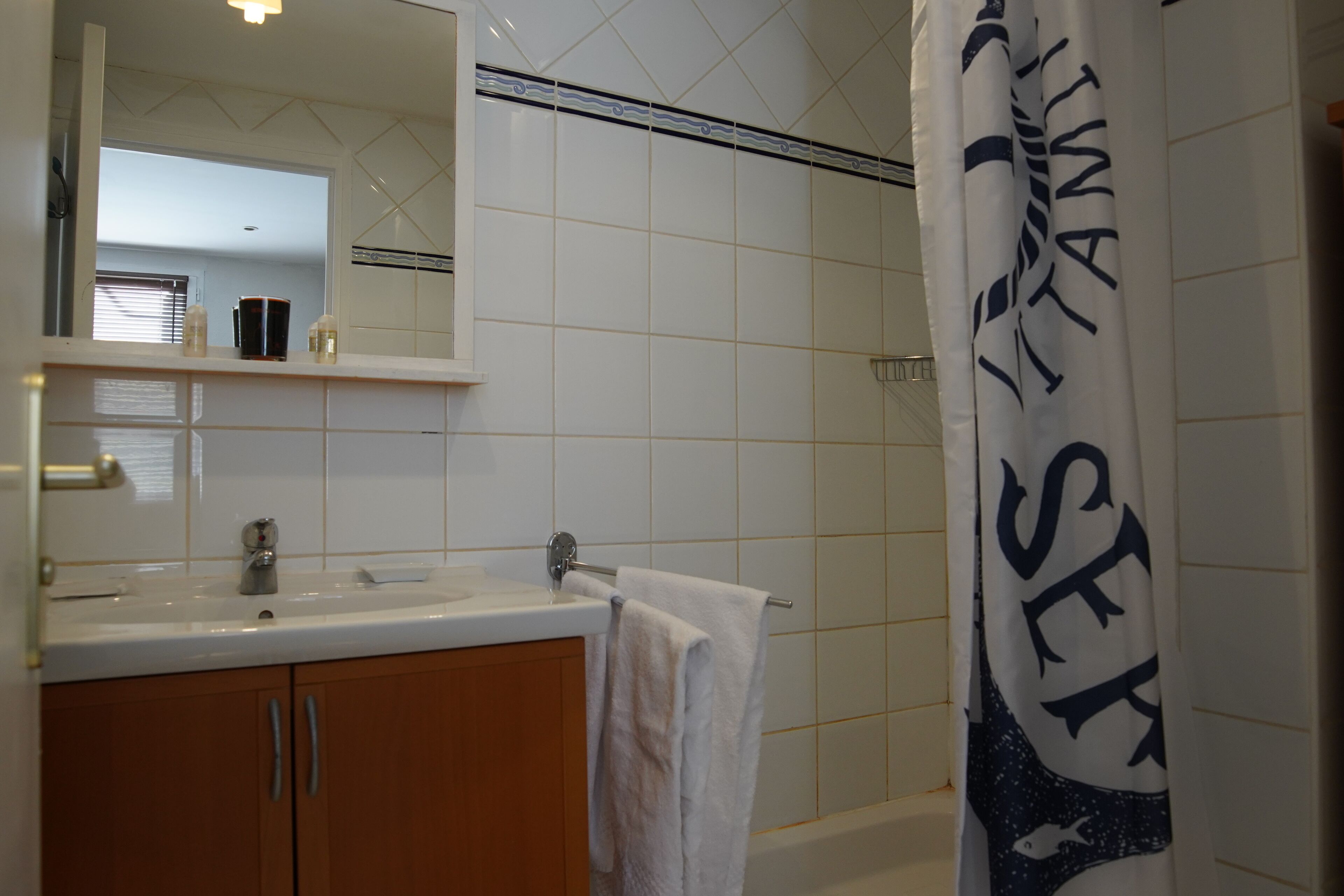 basic studio | bathroom | free toiletries, hair dryer, towels, soap