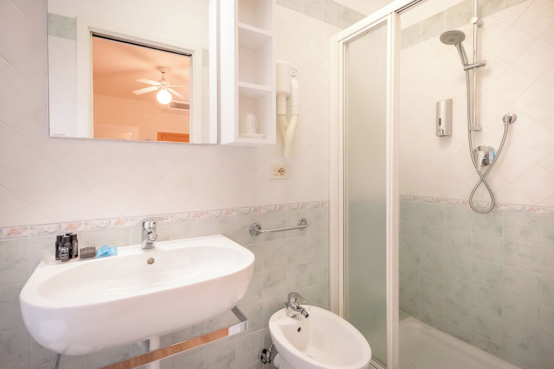 design double room, 1 bedroom, refrigerator, courtyard view | bathroom | shower, free toiletries, hair dryer, bidet