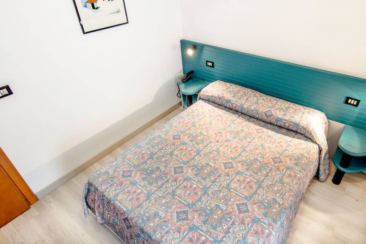 Double Room | Minibar, in-room safe, desk, free WiFi