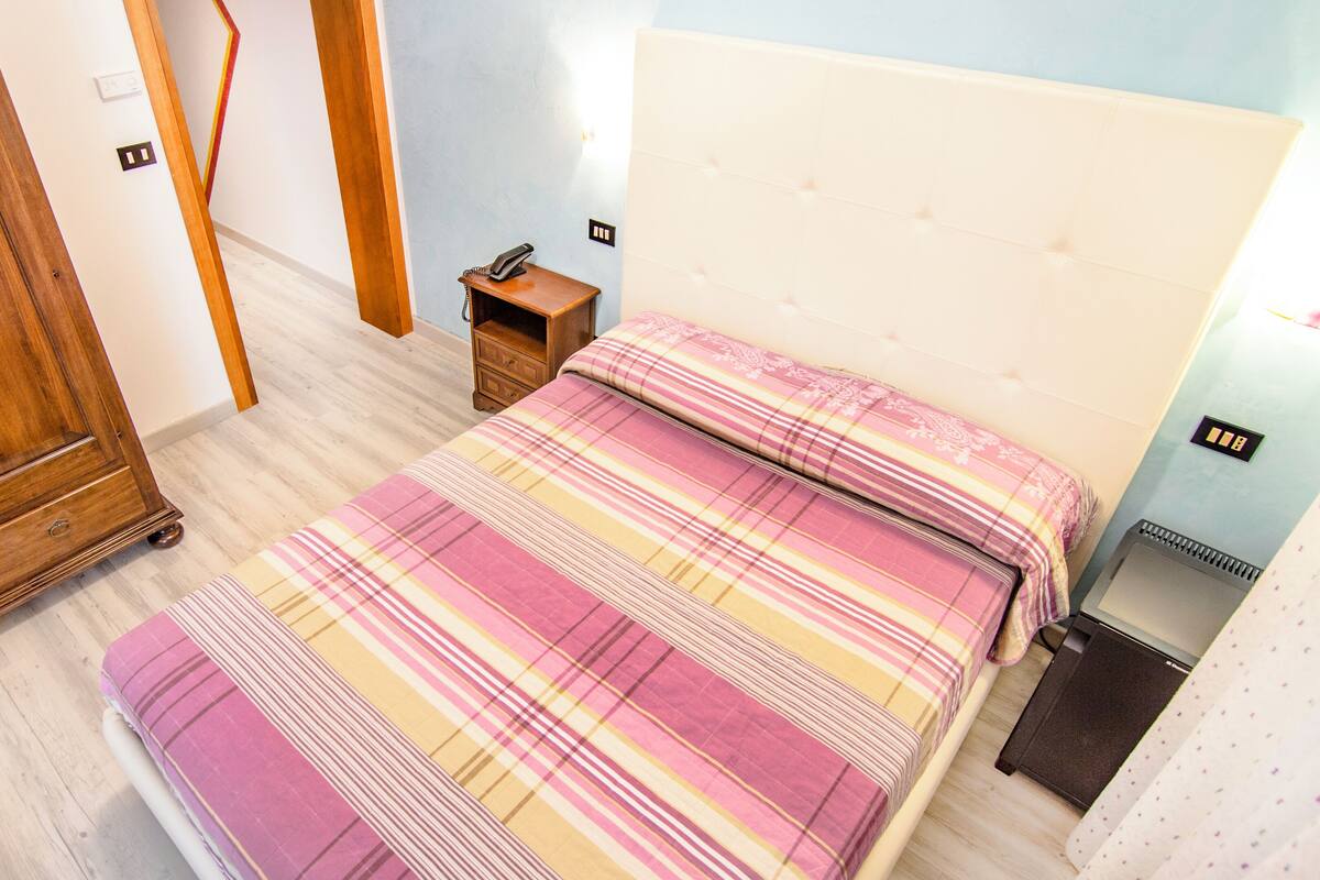 Economy Double Room, 1 Bedroom | Minibar, in-room safe, desk, WiFi (free)