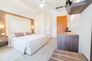 Comfort Double Room, 1 Double Bed, Garden View | Minibar, in-room safe, desk, free WiFi - Hotel All'Orologio (Caorle)