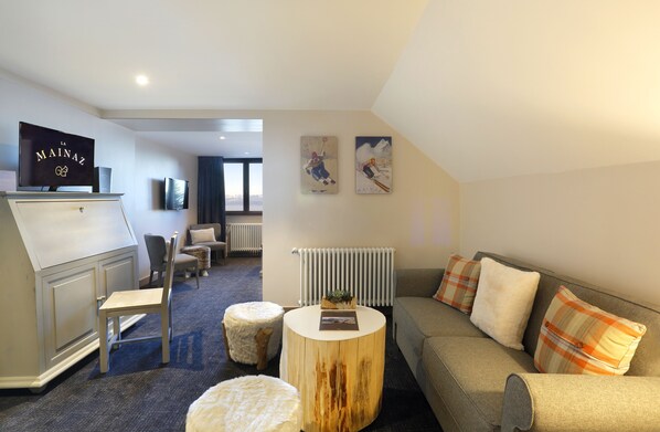 50-inch flat-screen TV with satellite channels, TV, video game console - Chalet Hôtel La Mainaz Restaurant & Resort (Mijoux)