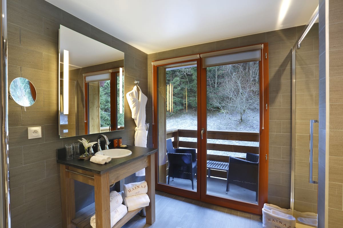 premium double room, balcony | bathroom | designer toiletries, hair dryer, bathrobes, slippers