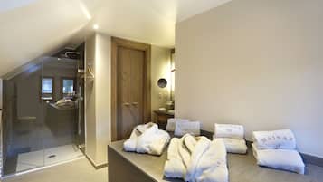 Designer toiletartikelen, een haardroger, badjassen, pantoffels