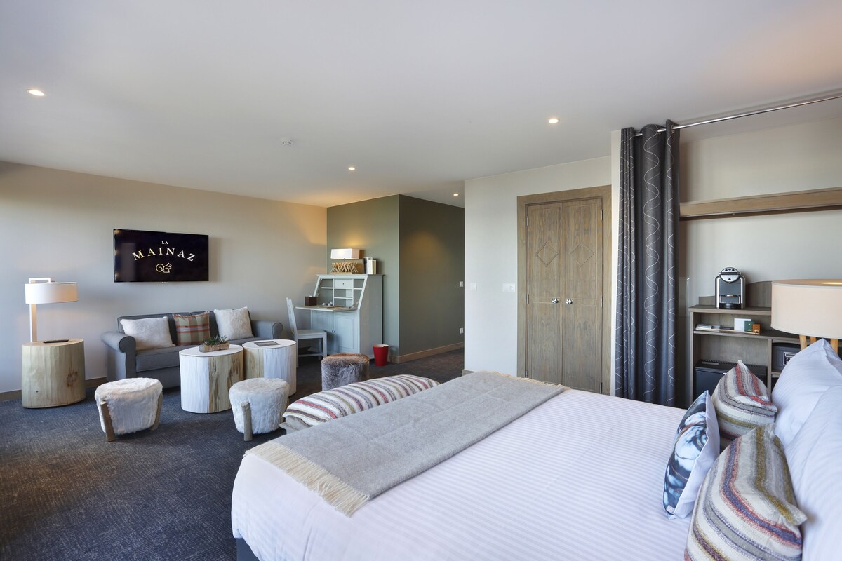 Panoramic Suite, Balcony, Lake View | Ruang tamu | 32 inci televisyen skrin rata dengan satelit, TV, konsol permainan video