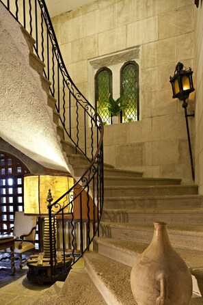 Staircase - Le Mas d'Entremont (Aix-en-Provence)