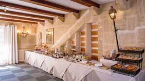 Petit déjeuner buffet servi tous les jours en supplément