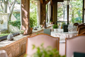 Breakfast, lunch and dinner served - Le Mas d'Entremont (Aix-en-Provence)