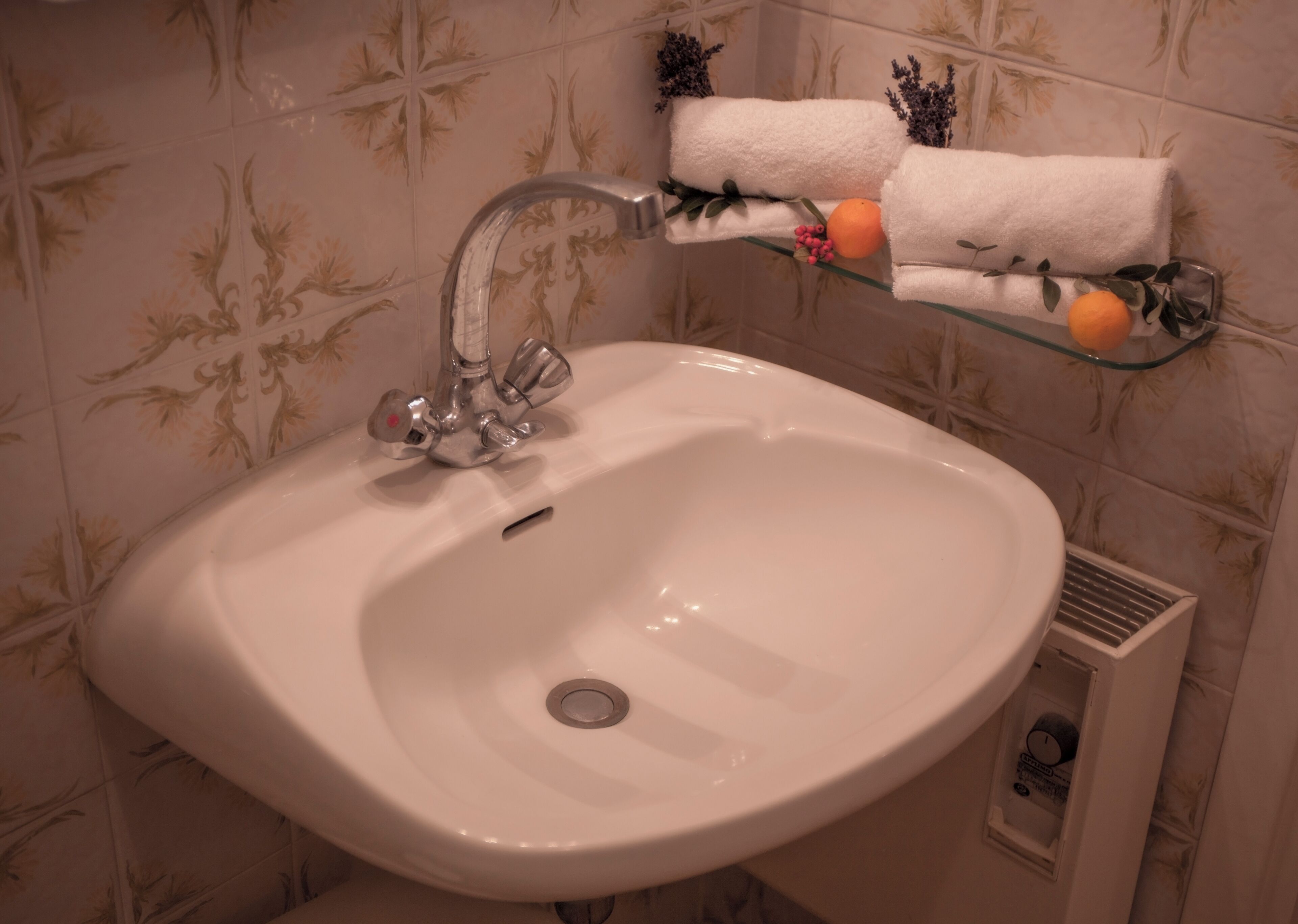 standard twin room | bathroom | towels