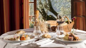 2 restaurantes; se sirven almuerzos, cenas y cocina francesa