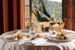 2 restaurantes, se sirven comidas, cenas y cocina francesa