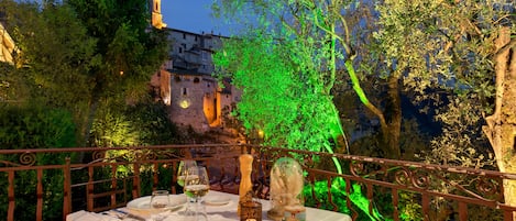 2 restaurants, lunch, dinner served; French cuisine
