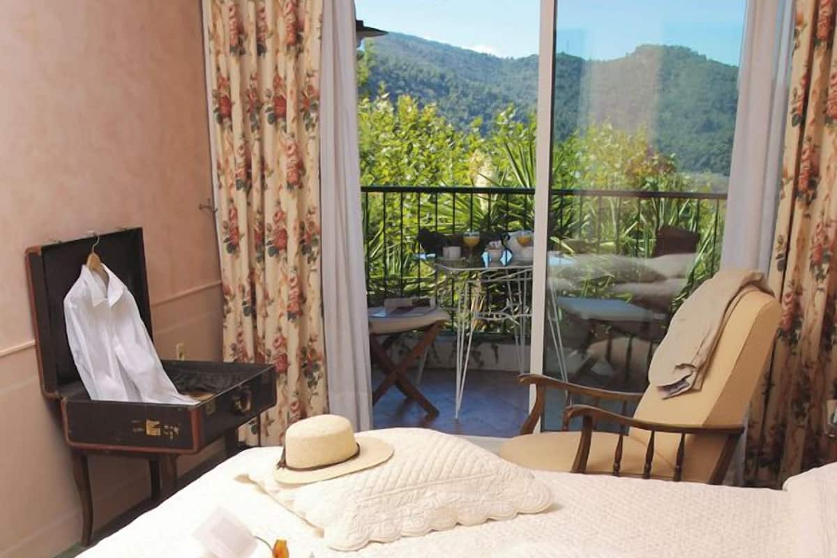 Quarto casal superior (loggia, village view) | Wi-Fi de cortesia, roupa de cama