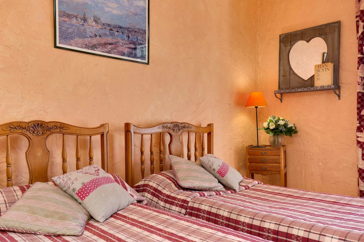 Quarto duplo, sacada (Village and Valley view) | Wi-Fi de cortesia, roupa de cama