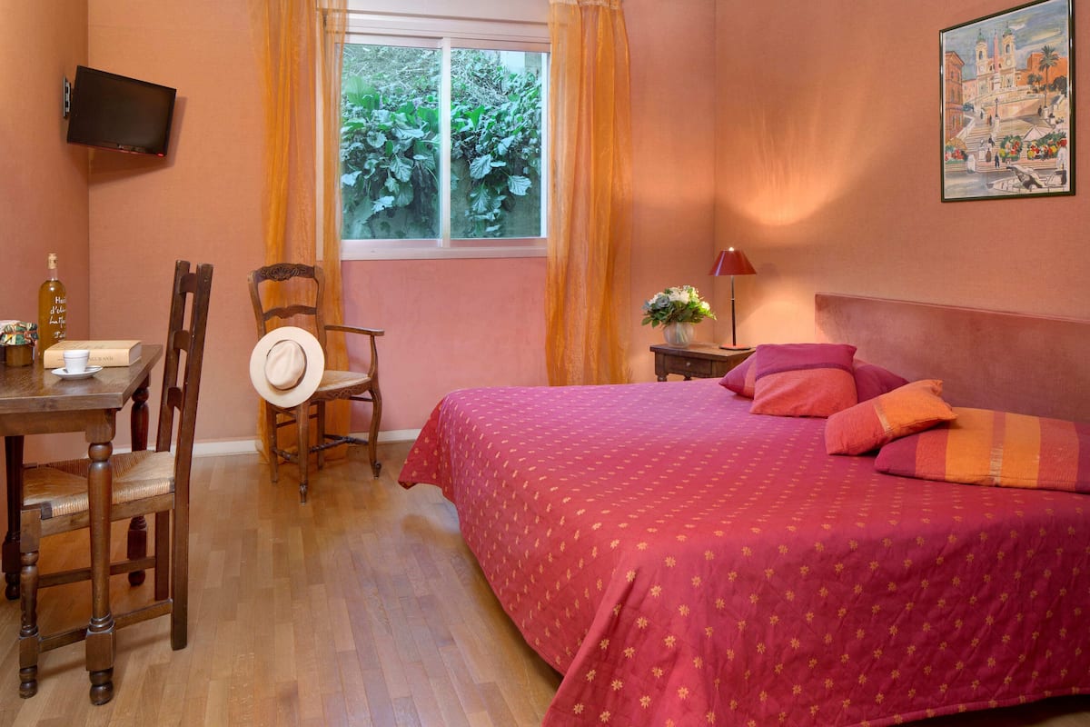 Wi-Fi de cortesia, roupa de cama