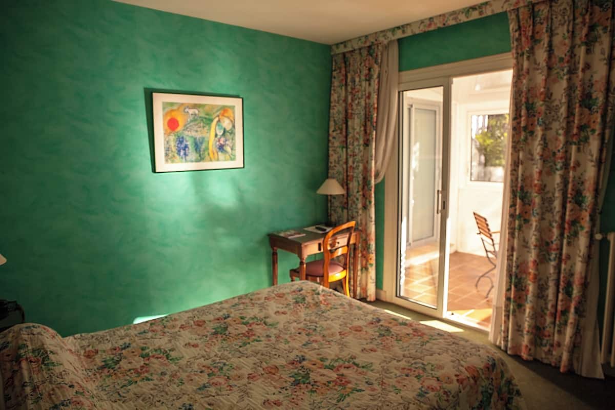 Quarto casal superior, vista para o jardim (Veranda) | Wi-Fi de cortesia, roupa de cama