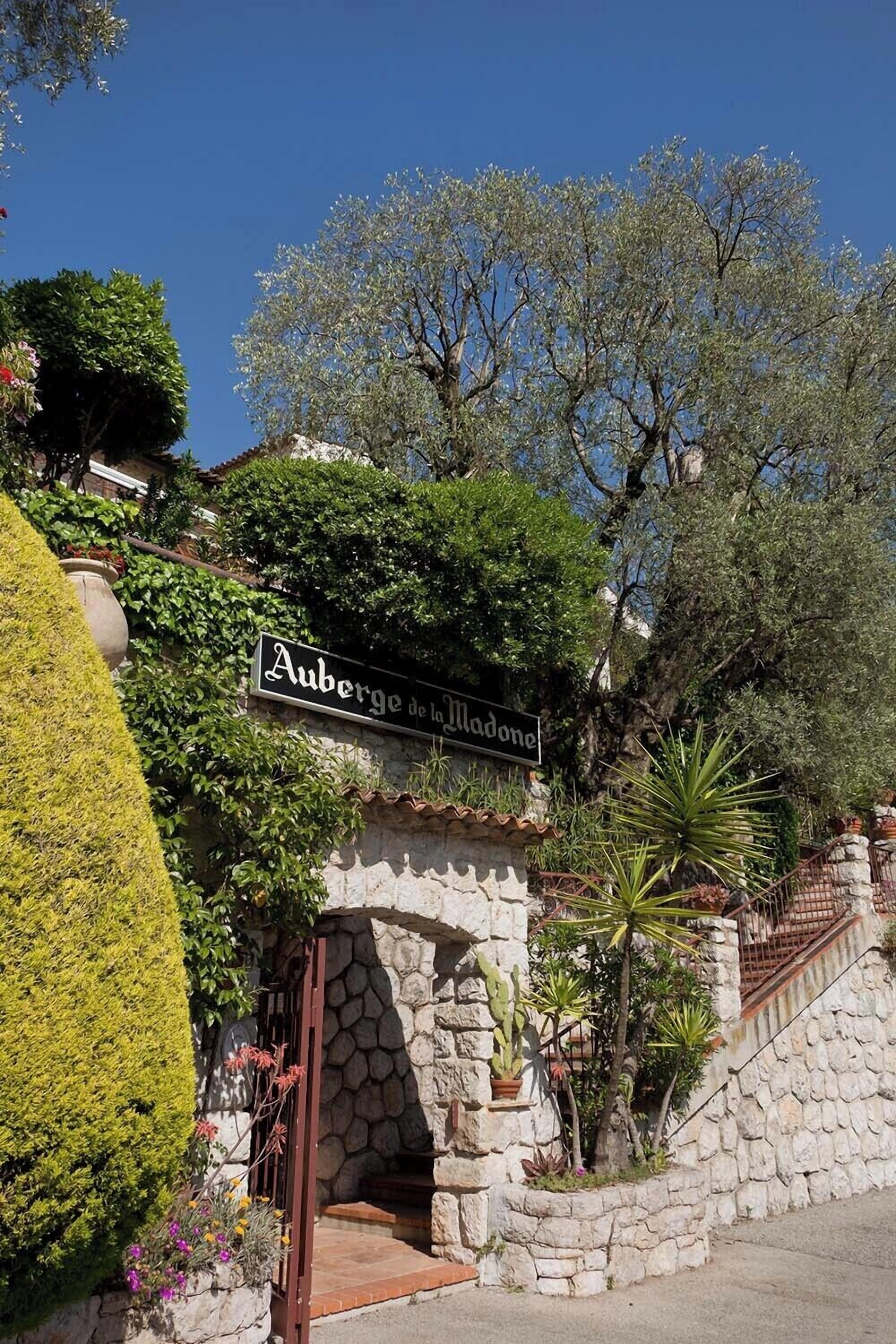 2 restaurants, lunch, dinner served; french cuisine