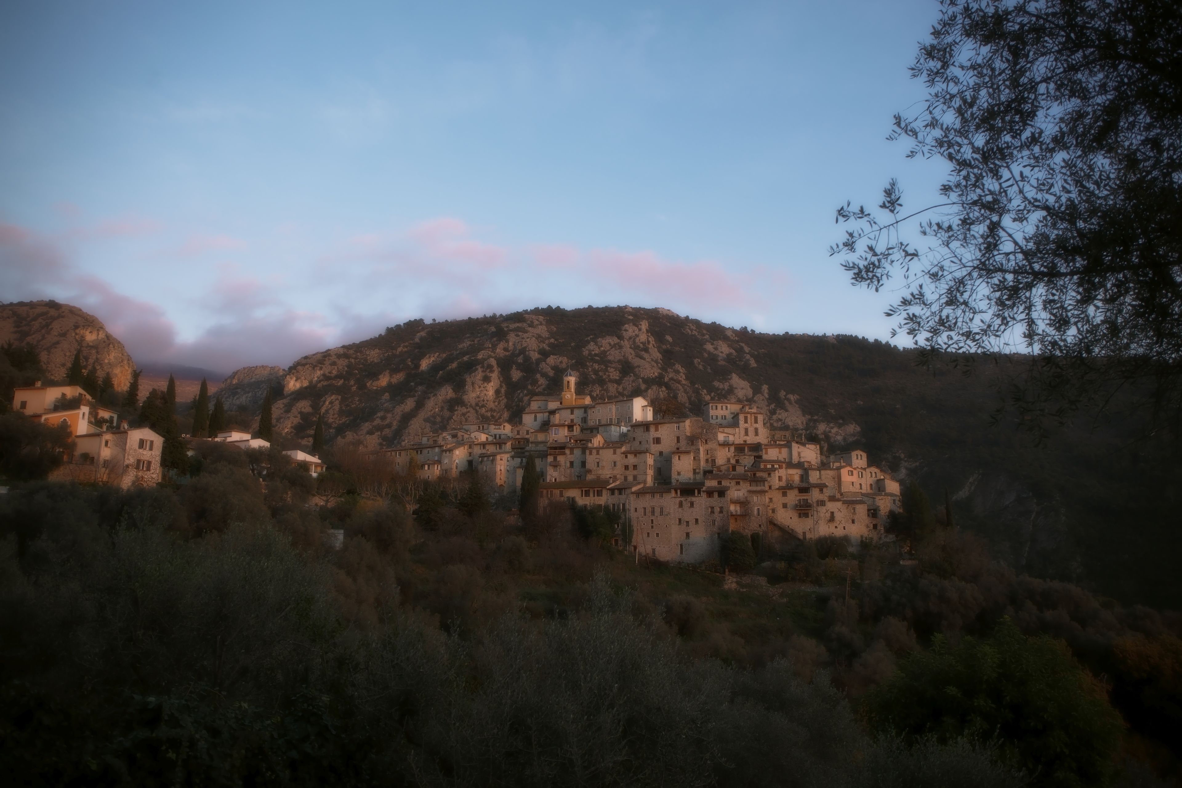 Un village de montagne aux maisons traditionnelles en pierre, regroupées les unes contre les autres.