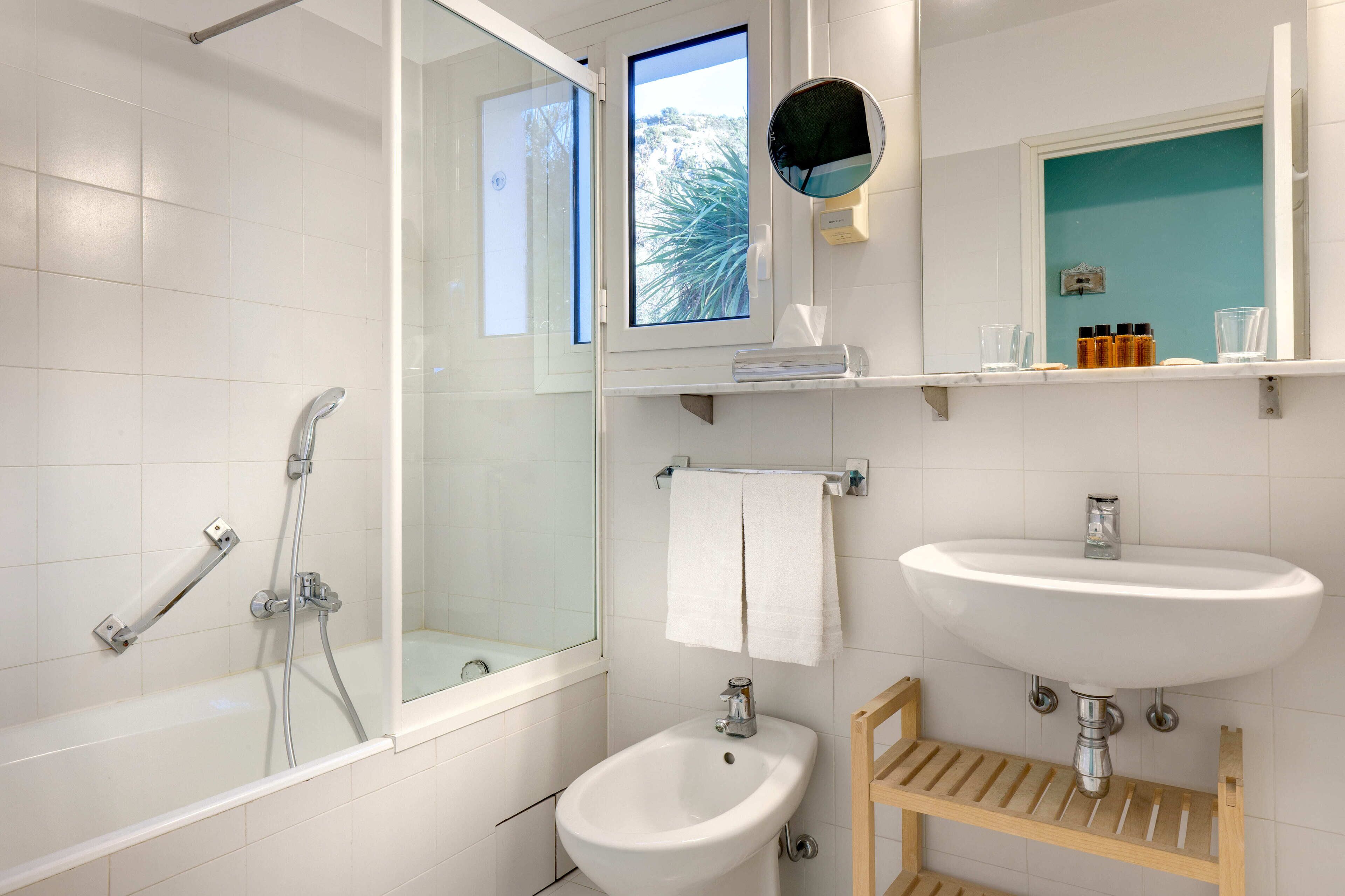 twin room, terrace (garden view) | bathroom | towels