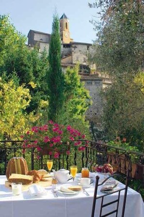 2 restaurants, lunch, dinner served; French cuisine