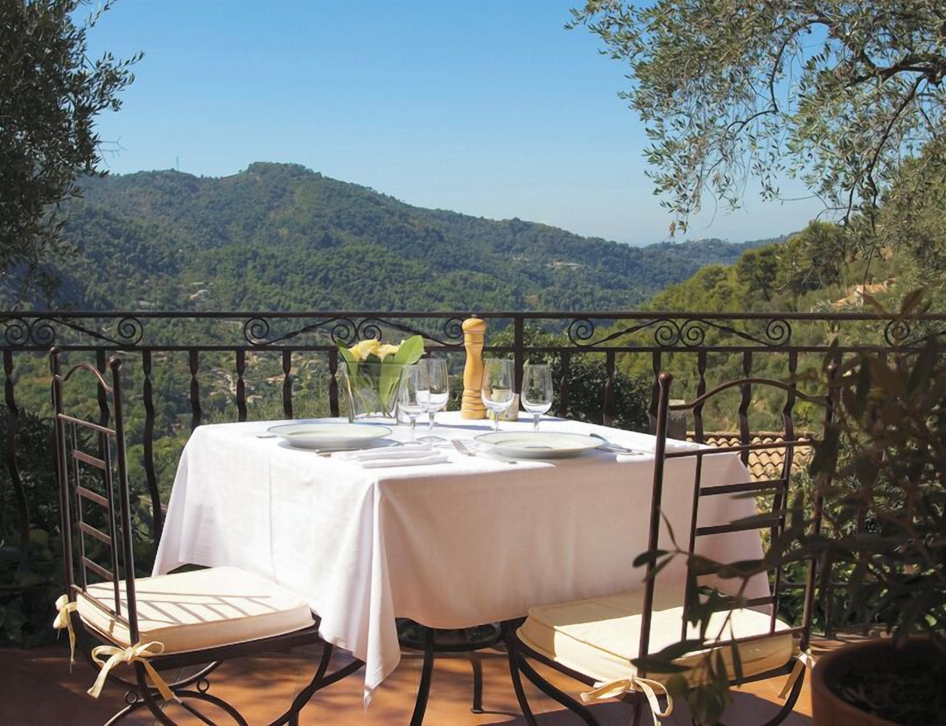 2 restaurants servant le déjeuner et le dîner, plats Cuisine française