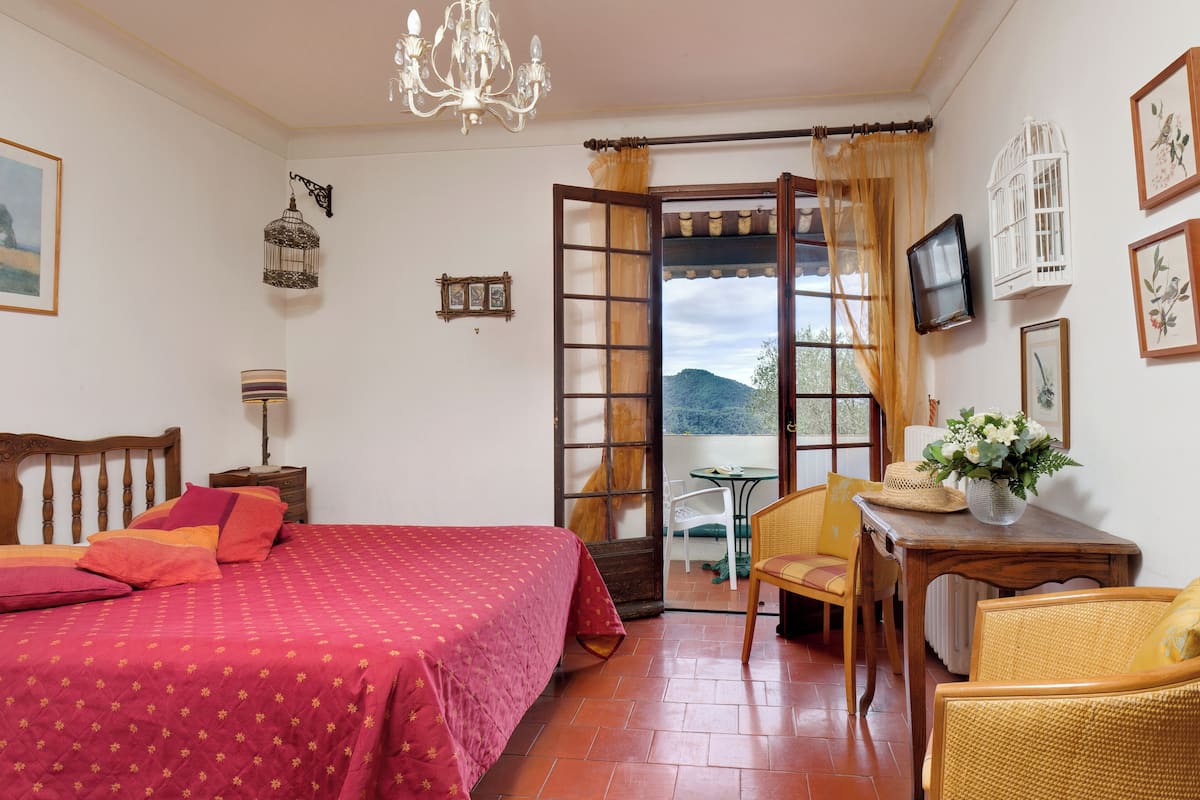 Quarto casal superior, sacada (village and valley view) | Wi-Fi de cortesia, roupa de cama
