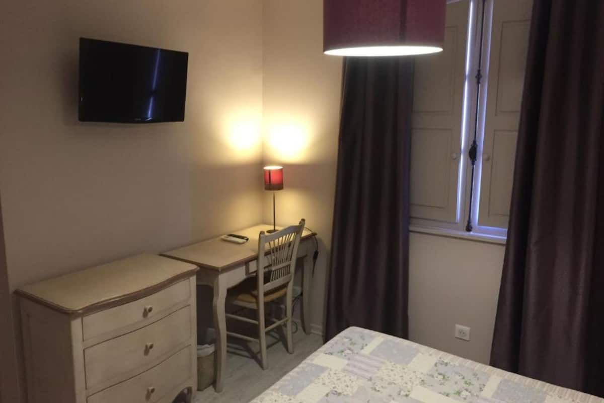 In-room safe, desk, soundproofing, free WiFi