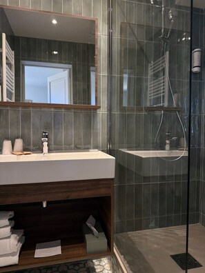 Superior Double Room | Bathroom | Hair dryer, towels