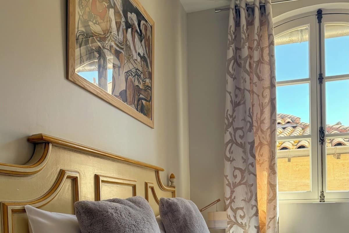 خزنة داخل الغرفة ومكتب وتجهيزات عازلة للصوت وواي فاي مجانًا