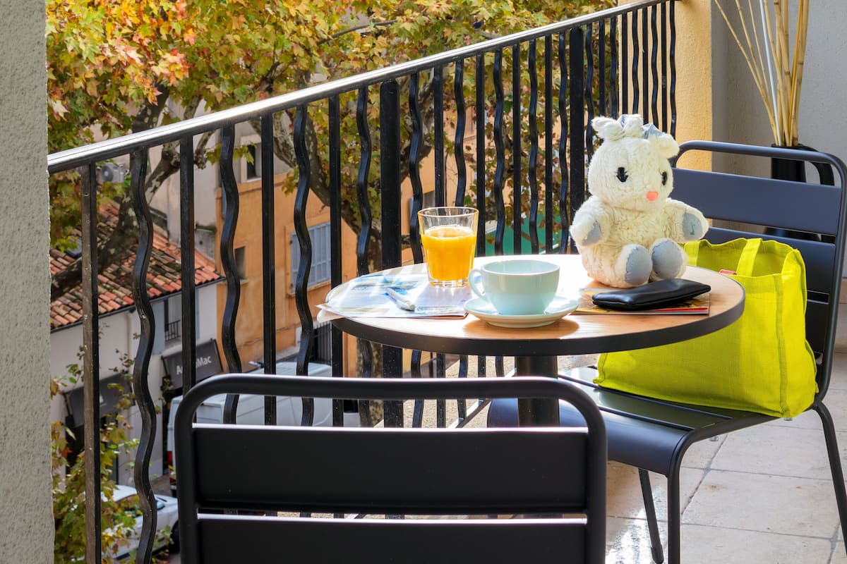 Sengetøy av topp kvalitet, safe på rommet og skrivebord