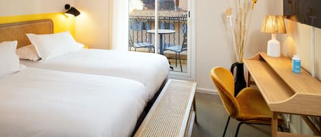 Literie de qualitĂ©, coffre-fort, bureau, rideaux dâobscurcissement