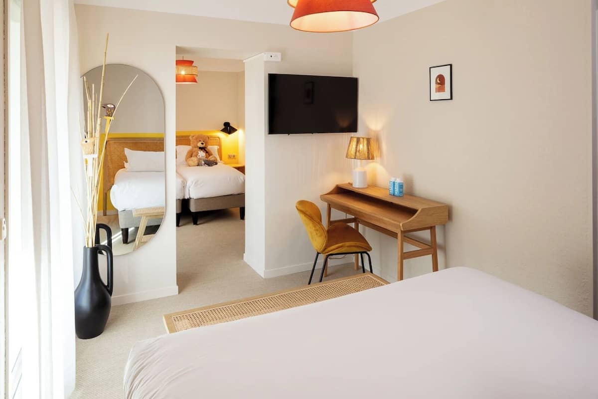 Familierom | Sengetøy av topp kvalitet, safe på rommet og skrivebord