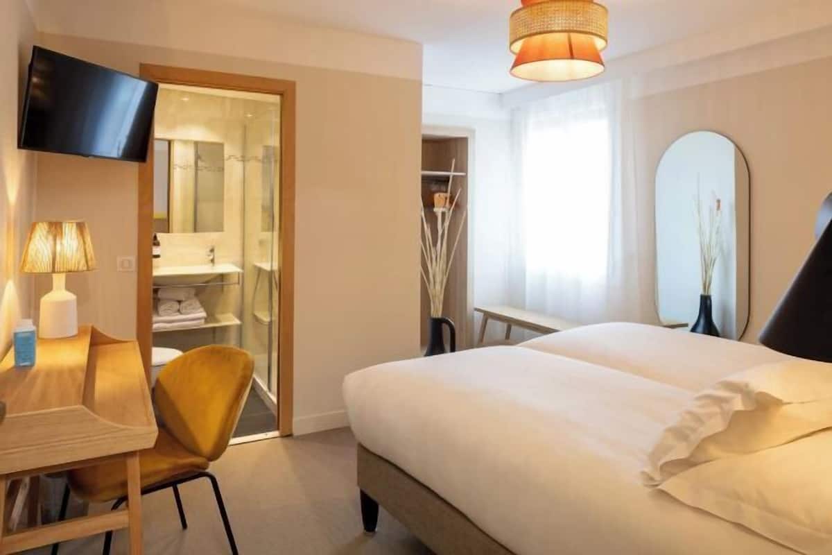 Premium bedding, in-room safe, desk, blackout drapes