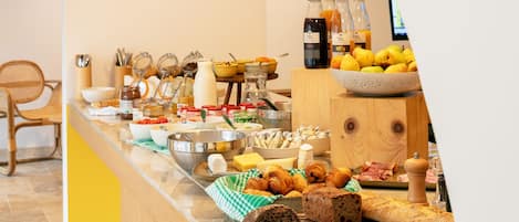 Un bufé de desayuno con diversos alimentos y bebidas.
