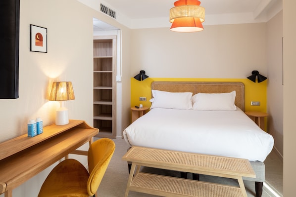 A hotel room with a bed, bedside tables, a desk, a chair, a lamp, and a ceiling light. - Hotel Escaletto (Aix-en-Provence)