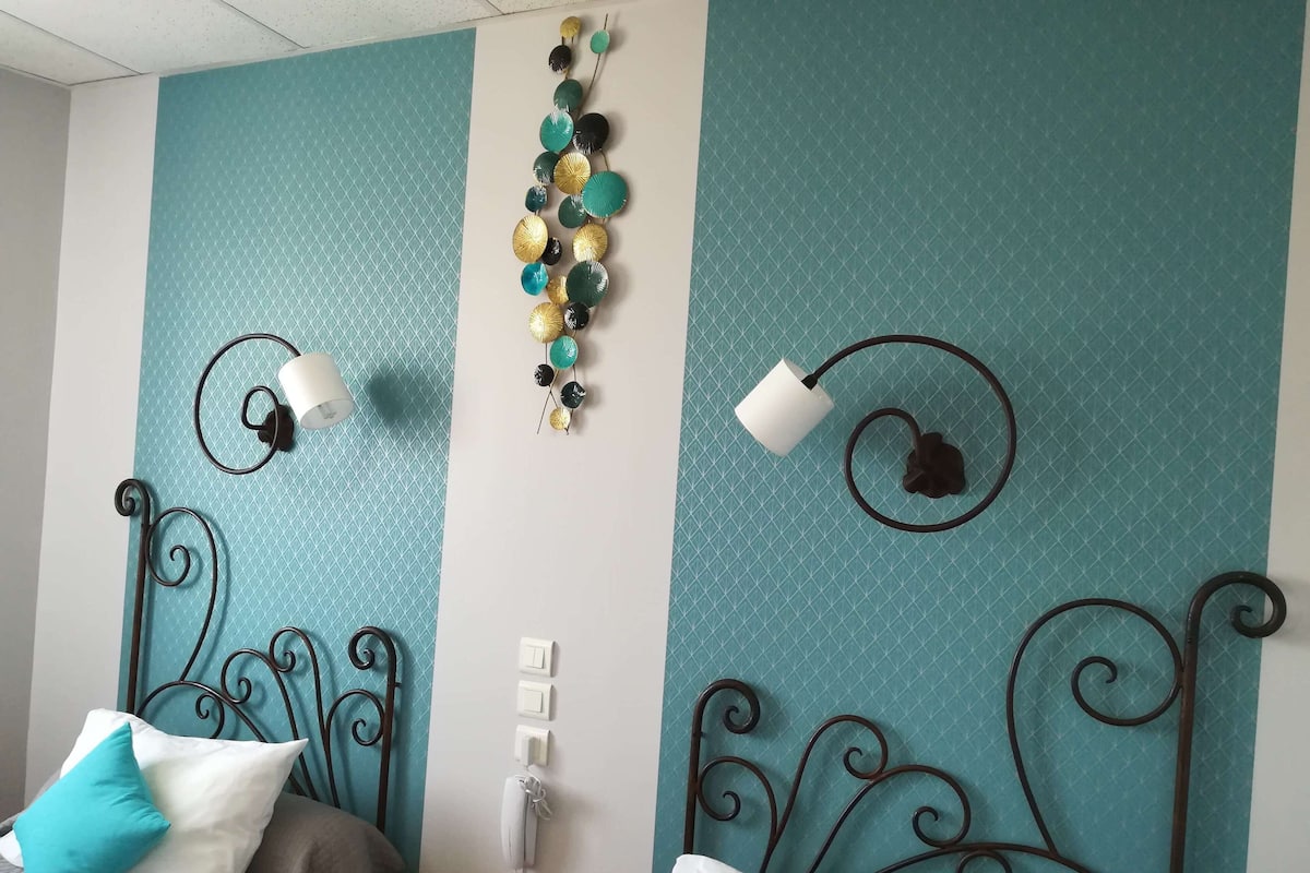 Habitación estándar con 2 camas individuales | Camas con pillow-top y caja de seguridad en la habitación